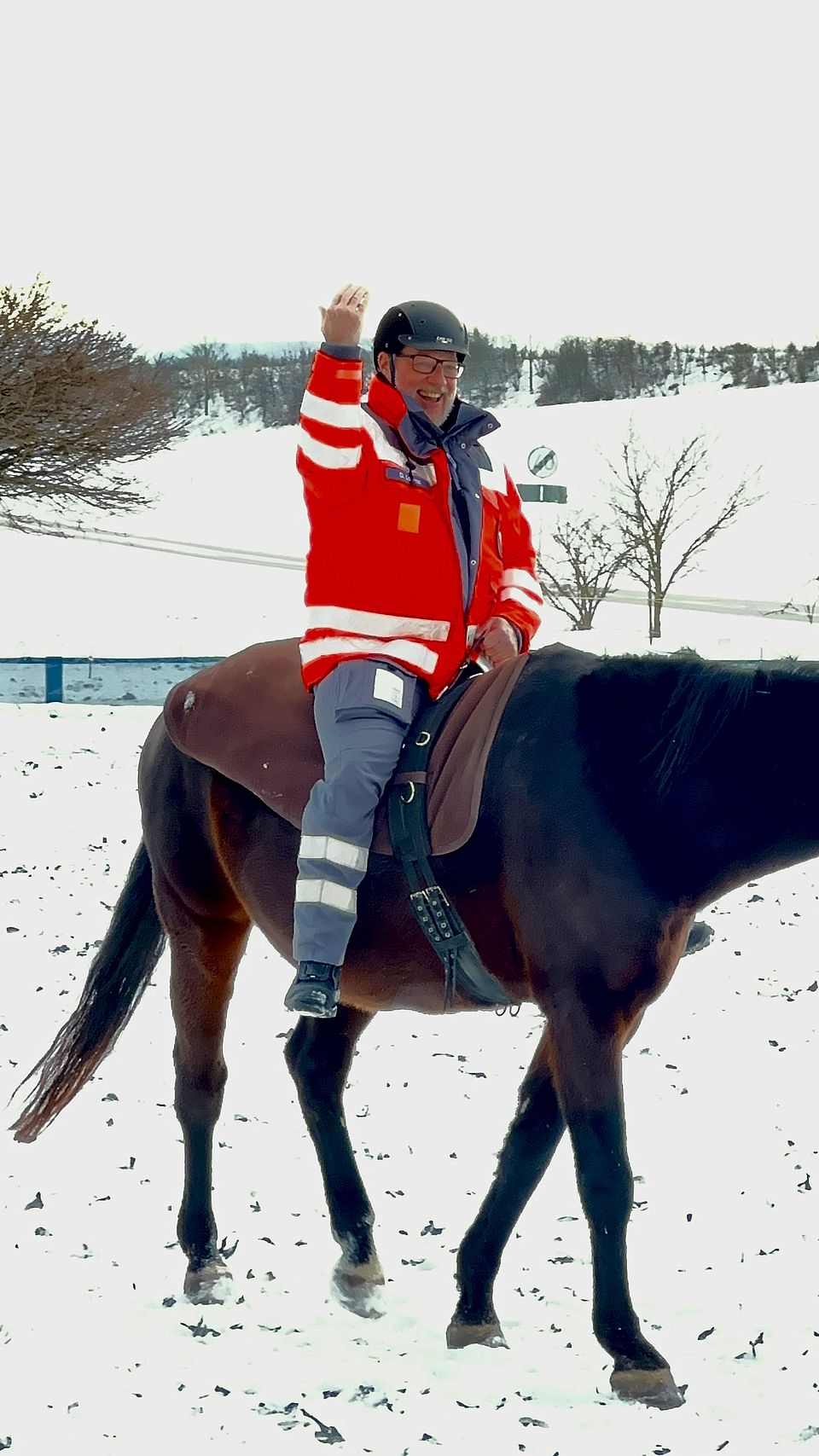 Zu sehen ist Locke in Einsatzkleidung auf einem Pferd reitend
